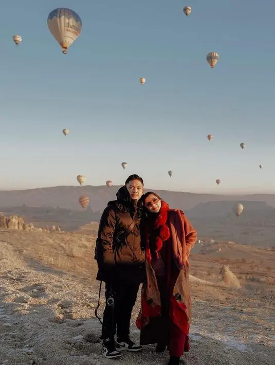 Mengunjungi tempat populer di Turki, Cappadocia, Ashanty tampil begitu mempesona dengan jaket tebal, rok panjang warna merah.  (Instagram/ashanty_ash).