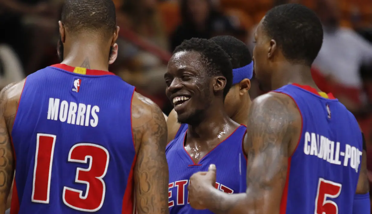 Para pemain Detroit Pistons merayakan kemenangan atas Miami Heat  pada laga NBA di American Airlines Arena, Miami, (01/01/2017). Pistons menang 107-98. (AP/Joe Skipper)