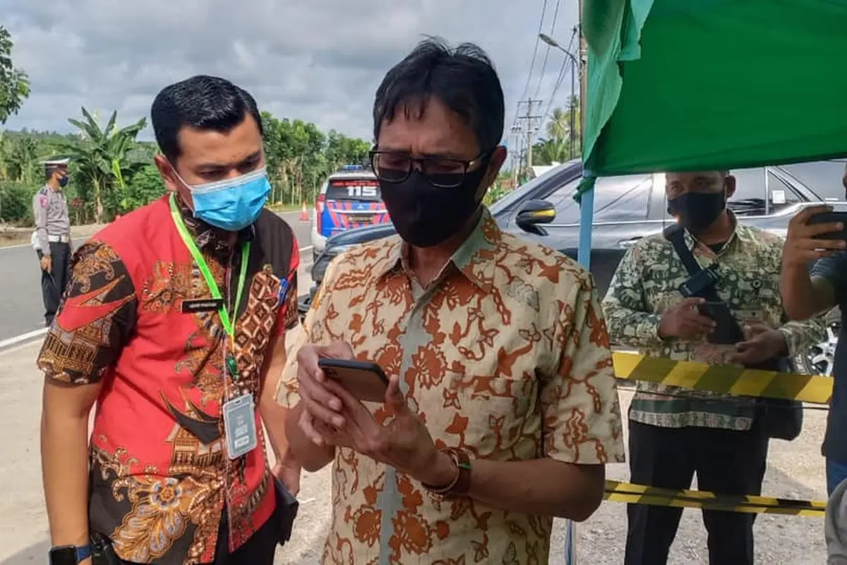 Gubernur Sumbar, Irwan Prayitno memantau kondisi lalu lintas perbatasan Sumbar.