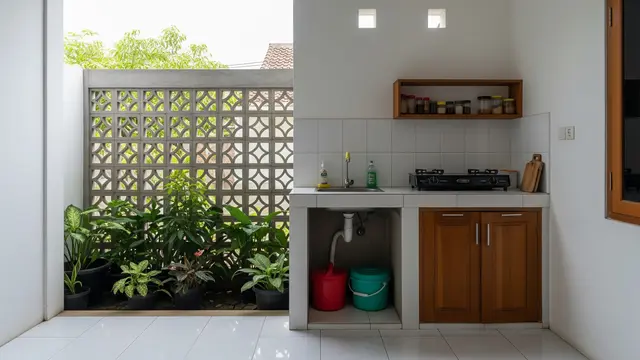 Desain Dapur Kecil Minimalis dengan Kombinasi Roster dan Tanaman