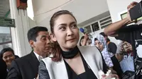 Artis Nafa Urbach meneteskan air mata seusai menjalankan sidang cerai perdana di Pengadilan Negeri Jakarta Selatan, Senin (2/10/2017). 