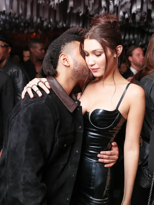 Bella Hadid mendapatkan ciuman romantis dari The Weeknd pada 2015. (REX/Shutterstock/HollywoodLife)