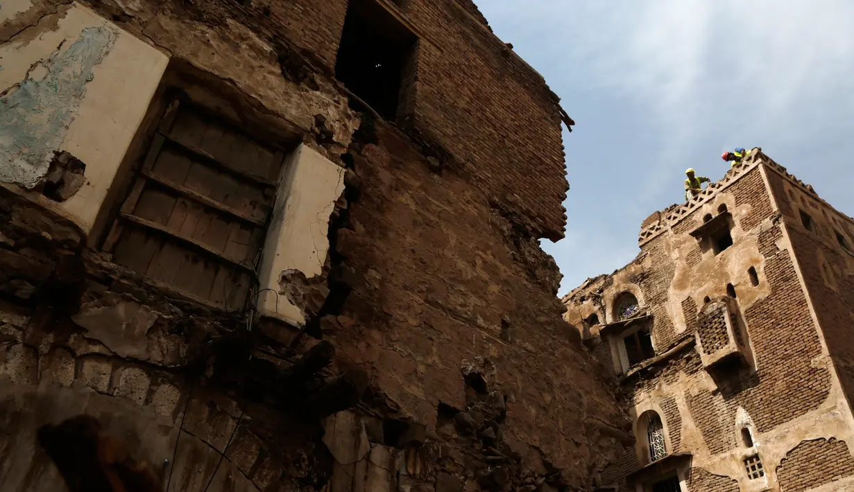 Para pekerja merenovasi bangunan bersejarah di Kota Tua Sanaa, 9 Agustus 2020. Hujan dan banjir bandang di Yaman menghancurkan empat bangunan serta merusak 30 lainnya di situs Warisan Dunia UNESCO Kota Tua Sanaa, kata penduduk kepada Xinhua pada Minggu (9/8). (Xinhua/Mohammed Mohammed)