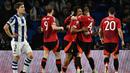 Di babak kedua, Manchester United bermain lebih agresif. Pada menit ke-57, Joshua Zirkzee membuka keunggulan The Red Devils atas Real Sociedad. (ANDER GILLENEA/AFP)