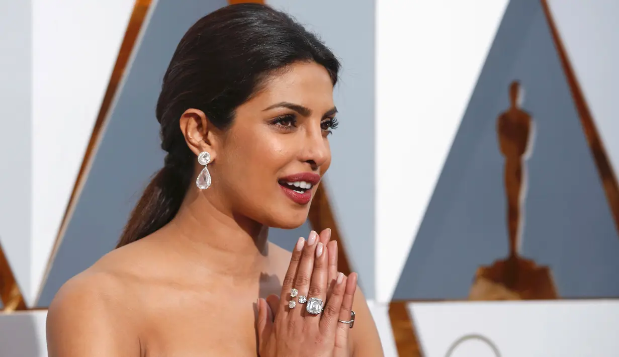 Mantan Miss World, Priyanka Chopra memakai koleksi perhiasan Lorraine Schwartz dengan anting berlian 50 karat seharga Rp 42 miliar di red carpet Piala Oscar 2016. Di tangannya juga melingkar cincin berlian dengan total Rp 60 miliar (REUTERS/Adrees Latif )