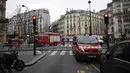 Mobil pemadam diterjunkan ke lokasi kebakaran yang melanda Hotel Ritz, Paris, Selasa (19/1). Api mulai terlihat di lantai tujuh hotel yang telah ditutup sejak Agustus 2012 untuk dilakukan renovasi besar-besaran tersebut. (AFP PHOTO/Lionel Bonaventure)