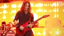 Aksi gitaris Megadeth, Kiko Loureiro saat tampil menghibur penonton Jogjarockarta 2018 di Stadion Kridosono, Yogyakarta (27/10). Megadeth mengakhiri penampilannya dengan lagu 'Holy Wars... The Punishment Due'. (Fimela.Com/Bambang E.Ros)