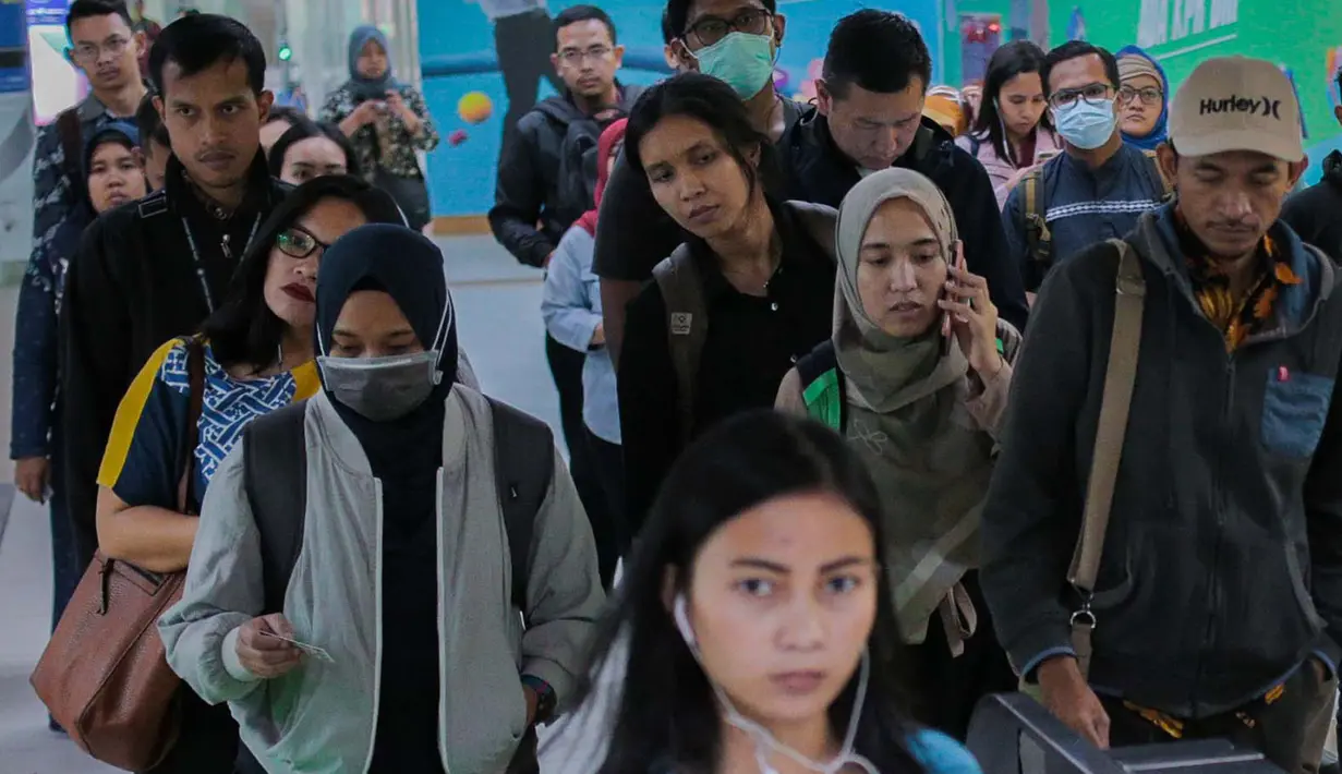 Penumpang antre untuk menaiki kereta MRT di Stasiun Dukuh Atas, Jakarta, Senin (29/7/2019). Hingga Juli 2019, penumpang per hari Ratangga (nama kereta MRT) mencapai angka rata-rata tertinggi sebanyak 94.824 penumpang atau naik sebesar 15,9 persen dibanding Juni. (Liputan6.com/Faizal Fanani)