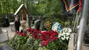 Disebutkan bahwa upacara pemakaman di kota kelahirannya itu dilangsungkan secara tertutup dan semua orang yang ingin mengucapkan selamat tinggal dapat mengunjungi Pemakaman Porokhovskoe. (AP Photo/Dmitri Lovetsky)