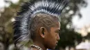 Anak punk Myanmar berdiri saat berkumpul di sebuah taman di pusat kota Yangon, Myanmar (12/4). Masyarakat Myanmar merayakan Festival Thingyan atau festival air. (AFP Photo / Roberto Schmidt)