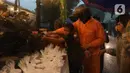 Sejumlah warga antre untuk mendapat takjil gratis di Jalan Cempaka Putih Tengah XXI, Jakarta, Selasa (5/4/2022). Kegiatan ini menjadi yang ketiga setelah sempat dilakukan pada Ramadhan tahun sebelumnya. (Liputan6.com/Herman Zakharia)