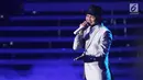 Aksi panggung Anji saat membawakan lagu pada perayaan HUT Indosiar ke-23 di Jakarta Convention Center (JCC), Kamis (11/1). Di HUT Indosiar ini Anji membawakan lagu DIA. (Liputan6.com/Herman Zakharia)