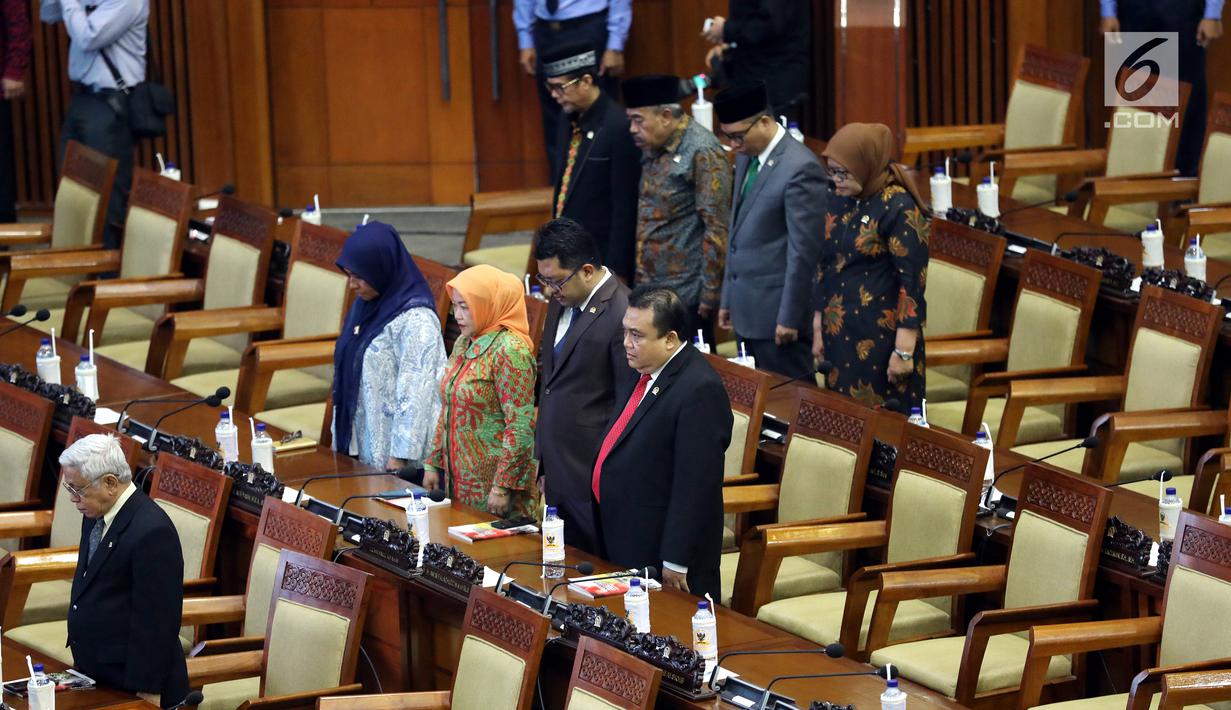 Sejumlah anggota DPR saat hadir dalam Rapat Paripurna di Kompleks Parlemen, Jakarta, Kamis (29/8/2019). Rapat Paripurna beragendakan pidato Ketua DPR Bambang Soesatyo dalam rangka HUT ke-74 DPR. (Liputan6.com/JohanTallo)