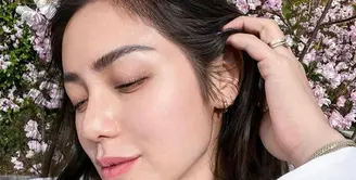 Lewat unggahan Instagramnya, Jessica Iskandar membagikan kolase foto penampilannya usai oplas hidung di Korea Selatan. [Foto: IG/inijedar].