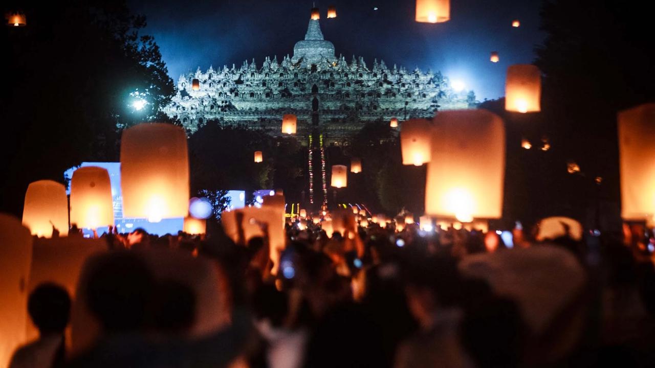 FOTO: Ribuan Lampion Terangi Langit Borobudur pada Puncak Waisak 2570 BE