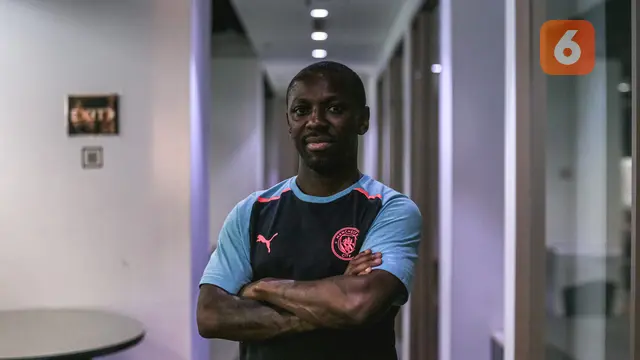 Foto: Momen Legenda Man City Shaun Wright-Phillips Sambangi SCTV Tower, Bawa Trofi Liga Inggris