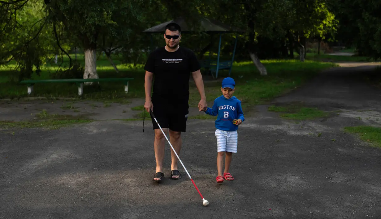 Selama beberapa minggu, para veteran ditemani oleh keluarga mereka, tinggal di pusat rehabilitasi di luar Rivne. Sebagian besar menerima tongkat pertama mereka di sini, berjalan-jalan pertama kali di lingkungan perkotaan dan alam tanpa bantuan, serta belajar mengoperasikan program berbasis suara untuk menggunakan ponsel dan komputer. (AP Photo/Jae C. Hong)