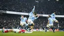 Pemain Manchester City, John Stones, melakukan selebrasi setelah mencetak gol ke gawang Arsenal pada laga Liga Inggris di Stadion Etihad, Minggu (22/09/2024). (AP Photo/Dave Thompson)