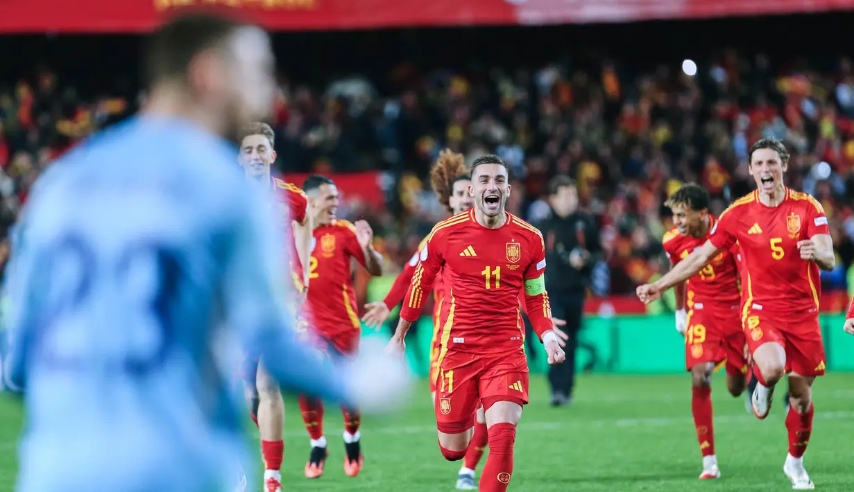 Para pemain Timnas Spanyol merayakan kemenangan atas Belanda pada laga leg kedua perempat final UEFA Nations League di Mestalla, Valencia, Senin (24/03/2025) dini hari WIB. (AP Photo/Alberto Saiz)
