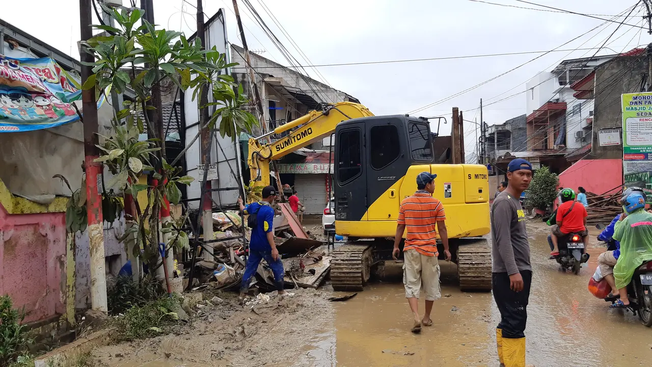 Petugas membersihkan sisa banjir di Pondok Gede Bekasi.