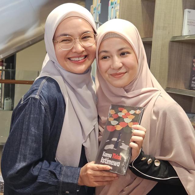 7 Potret Natasha Rizky dalam Book Talk Peluncuran Buku Kamu Tidak Istimewa