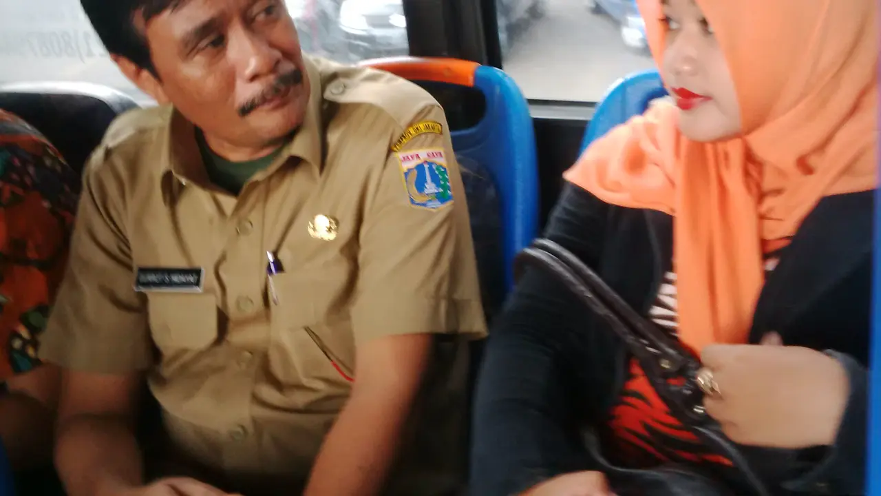 Djarot blusukan di Bus Transjakarta