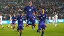 Pemain Argentina U-20, Brian Aguirre (tengah) melakukan selebrasi bersama rekannya setelah mencetak gol keempat ke gawang Selandia Baru U-20 pada laga lanjutan Grup A Piala Dunia U-20 2023 di San Juan Stadium, Argentina, Sabtu (27/05/2023) WIB. Argentina menang dengan skor 5-0. (AP Photo/Natacha Pisarenko)