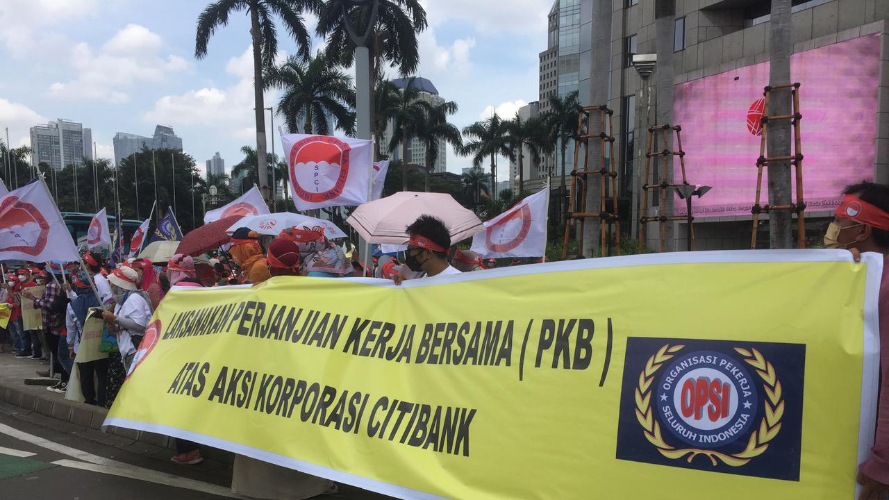 Pekerja Citibank menggelar demonstrasi di kawasan Bursa Efek Jakarta, SCBD, Jakarta, Rabu (20/4/2022).