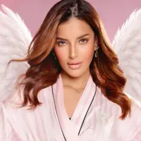 Tasya Farasya tampil bak Victoria's Secret Angel dengan sayap bulu putih dan bath robe bergaris pink-putih berlis hitam. Ia menyebut supermodel Adriana Lima menjadi inspirasi makeup look-nya, yaitu glam nude pink dengan kulit glowy dan bibir glossy yang menawan. [@tasyafarasya]