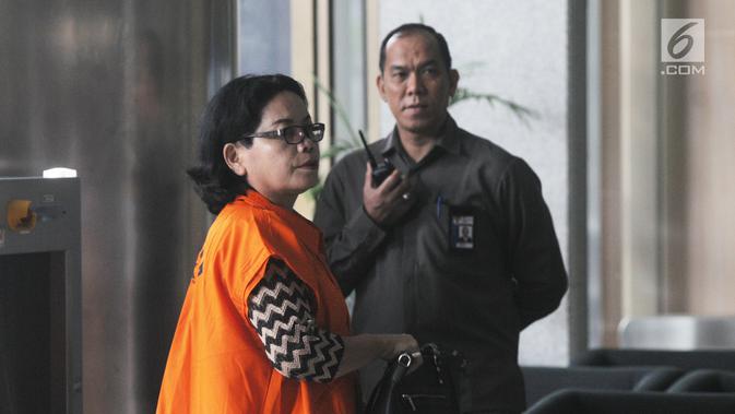 Mantan anggota DPRD Sumatera Utara periode 2009-2014, Arlene Manurung usai menjalani pemeriksaan di Gedung KPK, Jakarta, Senin (10/12). Arlene diperiksa sebagai tersangka terkait dugaan menerima suap. (Merdeka.com/Dwi Narwoko)