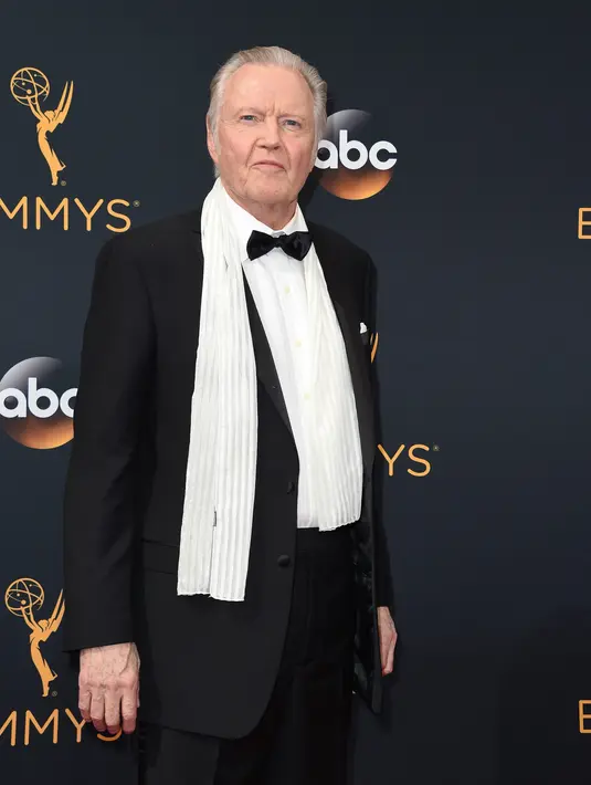 Jon Voight memberikan informasi terkini soal kehidupan putri dan cucunya saat menghadiri ‘The 22nd Critics' Choice Awards’, Minggu (11/12). (AFP/Bintang.com)