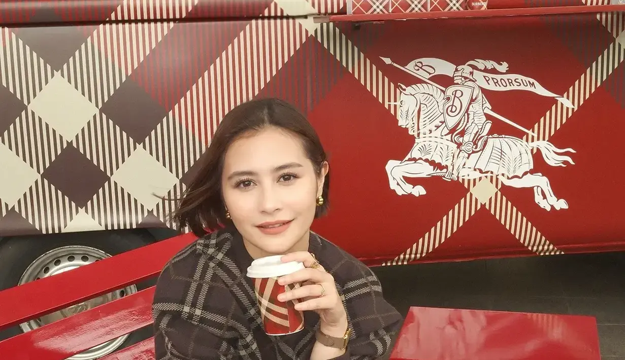 Tas Small Cotswolds Tote hitam seharga Rp50jutaan temani tampilan Prilly saat nikmati Hot Chocolate [@prillylatuconsina96]