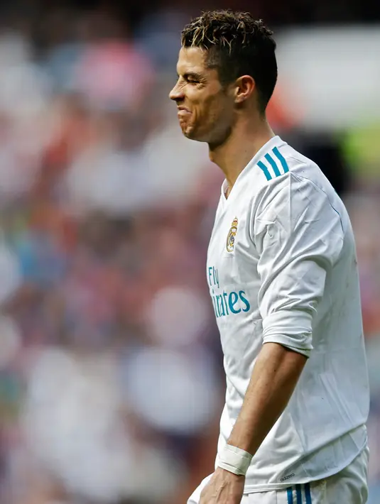 Ekspresi stiker Real Madrid Cristiano Ronaldo saat melawan Atletico Madrid dalam pertandingan La Liga Spanyol di stadion Santiago Bernabeu di Madrid (8/4). Dalam pertandingan ini Cristiano Ronaldo menyumbang satu gol.  (AP Photo / Francisco Seco)