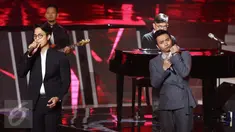 Yovie Widianto berkolaborasi dengan Mario dan Dikta di Konser Raya 22 Indosiar, Jakarta, Rabu (11/1). Konser Raya 22 Indosiar berlangsung meriah dengan menghadirkan musisi papan atas Indonesia dan Internasional. (Liputan6.com/Herman Zakharia)