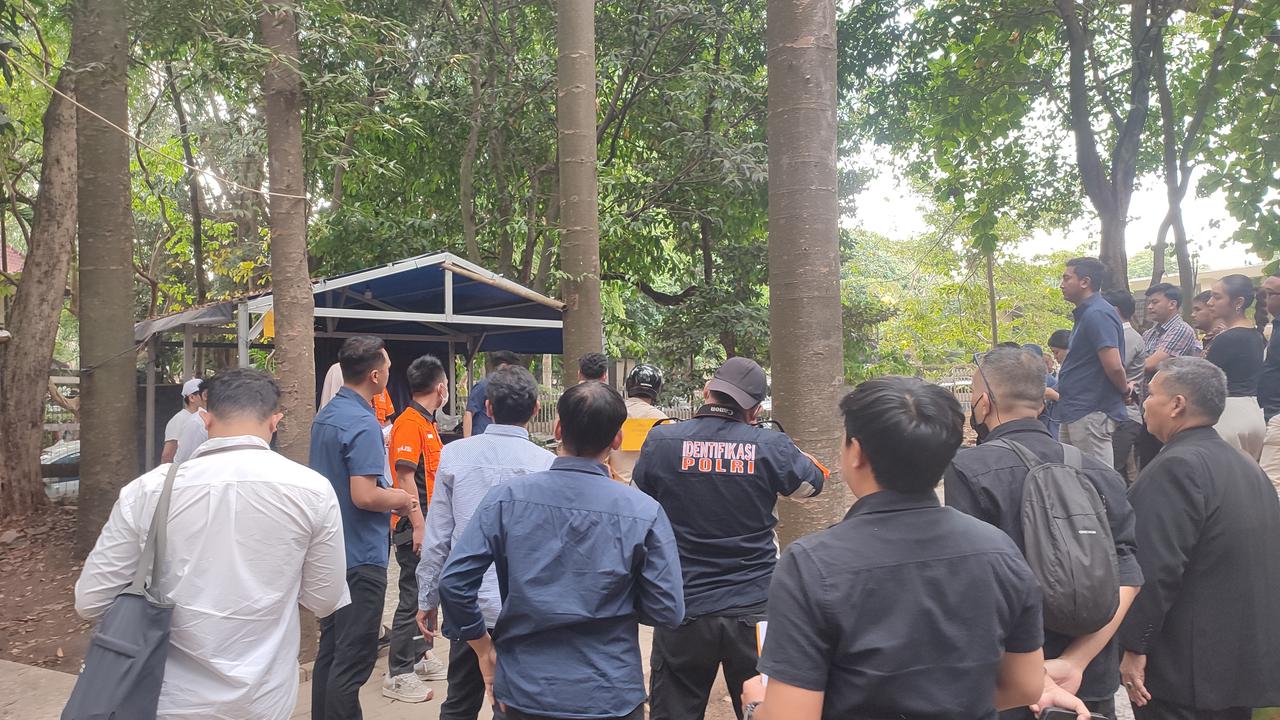 Tangis Ibu Pecah Saat 6 Tersangka Peragakan Keroyok Siswa SMAN 5 Bandung