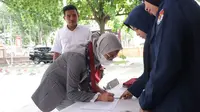 Maju DPD Wakili Milenial, Mirah Fahmid Serahkan Syarat Dukungan ke KPUD NTB