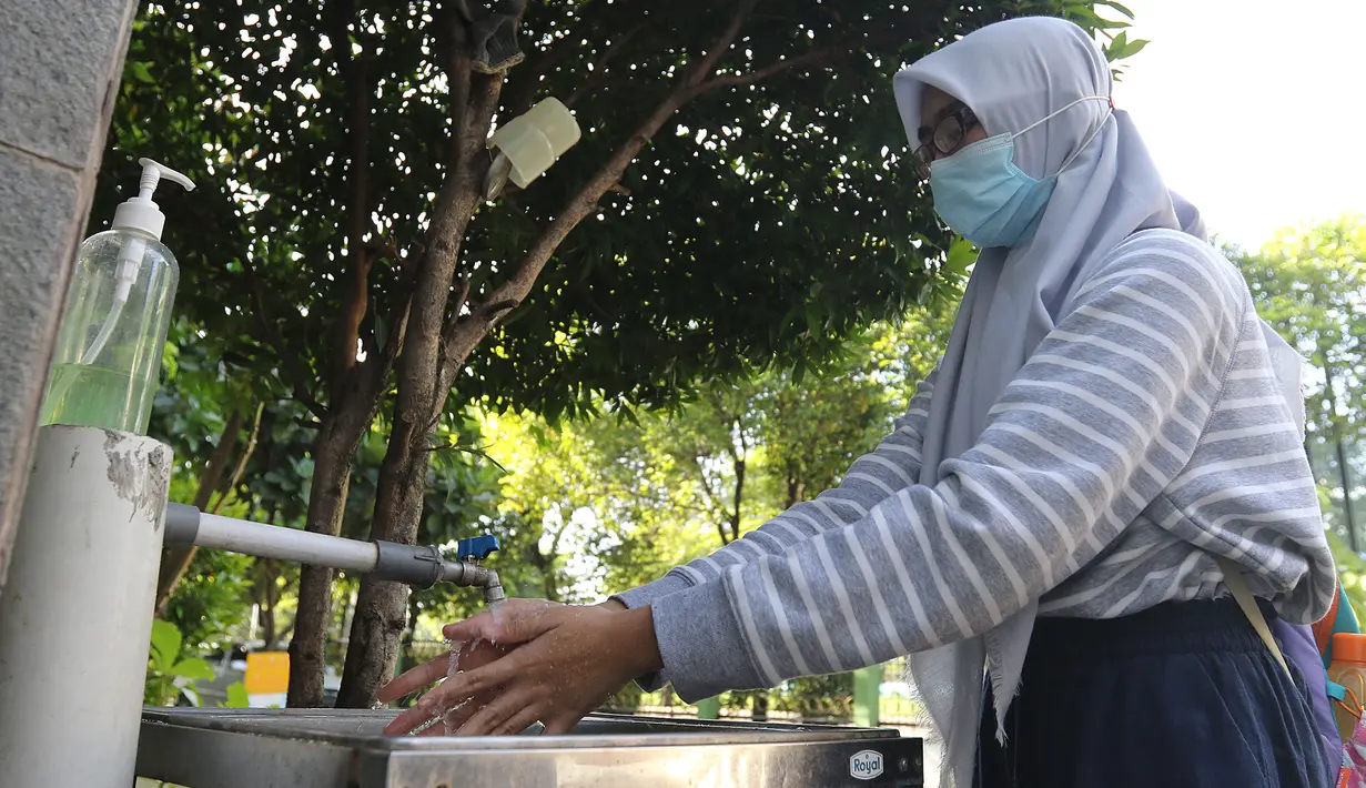 Seorang siswa mencuci tangan dengan sabun sebelum mengikuti kegiatan belajar tatap muka di SMP Negeri 2 Bekasi, Selasa (23/3/2021).(Liputan6.com/Herman Zakharia)