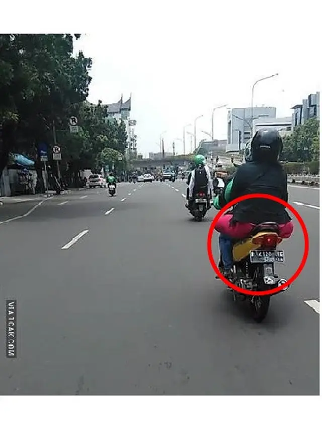 6 Kelakuan Emak Jahil Ini Bikin Geleng Kepala