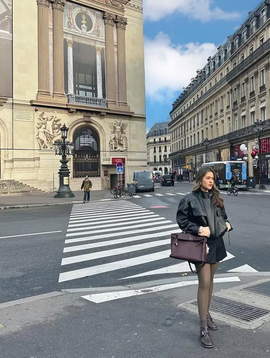 Leather jacket jadi salah satu item fashion yang dapat memberikan kesan stylish secara effortless. Raisa pun memadukannya dengan mini skirt dan stocking hangat.  [@raisa6690].