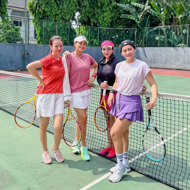 Ketagihan Olahraga, Ini 7 Potret Seru Titi Kamal Main Tenis Hingga Zumba