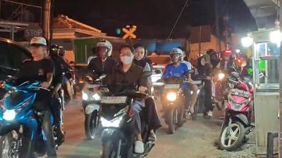 Abu Vulkanik Anak Krakatau Sampai Bandar Lampung, Damkar Turun Tangan