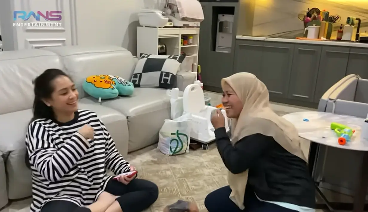 Nagita dan Sus Rini tampak tertawa bersama. Momen tersebut membuat salut banyak warganet. Banyak yang memuji istri Raffi Ahmad tersebut. "Salut sama mama gigi adap salau di pakaai slalu menghormati orang yg lebih tua tidak memandang apapun," tulis Panggih Rintiarno. "Salut buat Nagita yg mau menghormati org yg lebih tua dgn cara mencium tangan sus rini." tulis atim Nasah. [Youtube/Rans Entertainment]