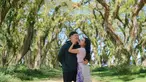 Bersama suami, Yura Yunita banyak abadikan momen saat berada di kawasan hutan lindung De Djawatan yang ada di Banyuwangi. Sebuah kota yang berada di ujung pulau Jawa ini memiliki daya tarik wisata yang sunggu menarik. Momen kebersamannya dengan suami ini terlihat keran dengan latar belakangan pohon yang estetik. (Liputan6.com/IG/@yurayunita)