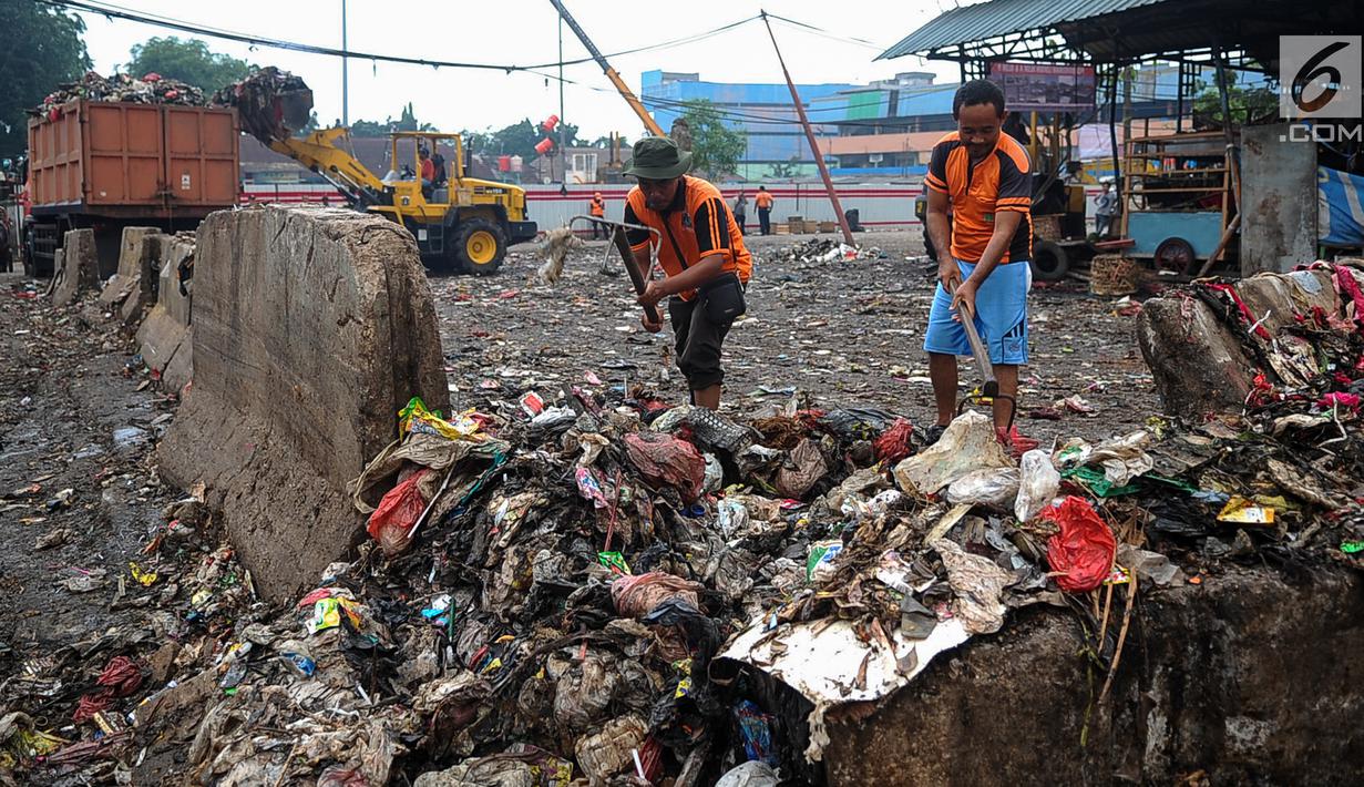 Petugas kebersihan DKI Jakarta membersihkan sisa sampah di TPS Lokbin Pasar Minggu, Jakarta, Jumat (19/5). TPS lokbin Pasar Minggu ditutup karena pada 22 Mei mendatang, Lokbin di Blok C Pasar Minggu akan diresmikan. (Liputan6.com/Yoppy Renato)