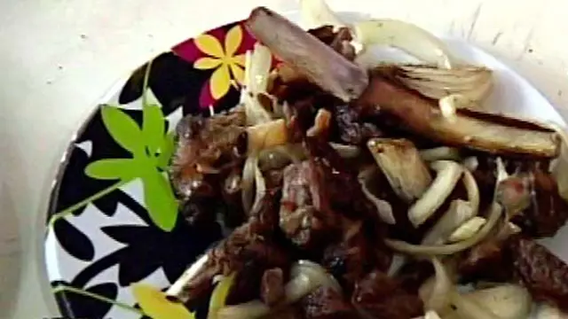 Bersantap Siang Dengan Sate Daging Afrika yang Lezat