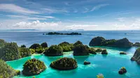 Pulau Raja Ampat yang ikonik di Indonesia. (unsplash.com/@sutirtab)