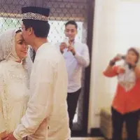 Marshanda mengabadikan pernikahan kembali sang bunda, Riyanti Sofyan. (Instagram @marshanda99)