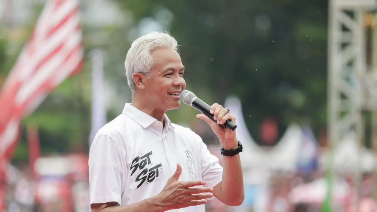Capres nomor urut tiga Ganjar Pranowo dalam acara Hajatan Rakyat di Lapangan Koni Satrio, Kota Manado, Sulawesi Utara, Kamis (1/2/2024). (Liputan6.com/Nanda Perdana Putra)