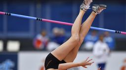 Atlet asal Belanda, Anouk Vetter saat beraksi pada cabang lompat galah di ajang European Athletics Championships di Stadion Olympic, Amsterdam, (8/7/2016). (AFP/Fabrice Coffrini)