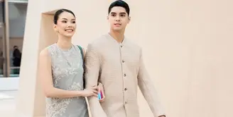 Bukan ke mall, Alyssa Daguise dan Al Ghazali terlihat ngedate di fashion show Saptodjojokartiko. Keduanya terlihat hadir dengan gaya serasi [@alyssadaguise]